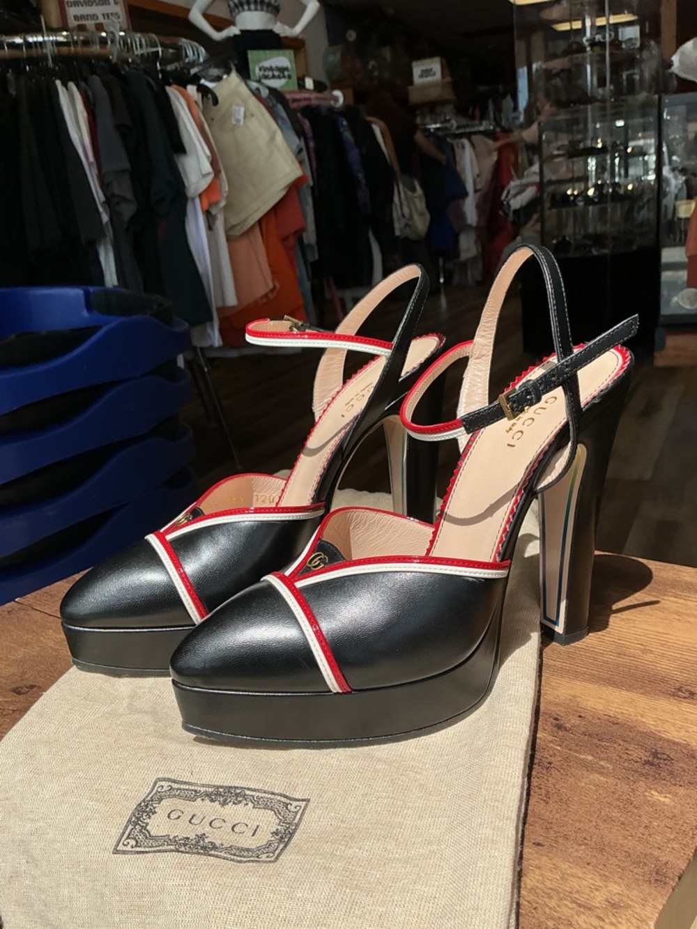 Stunning Gucci Leather Slingback Pumps